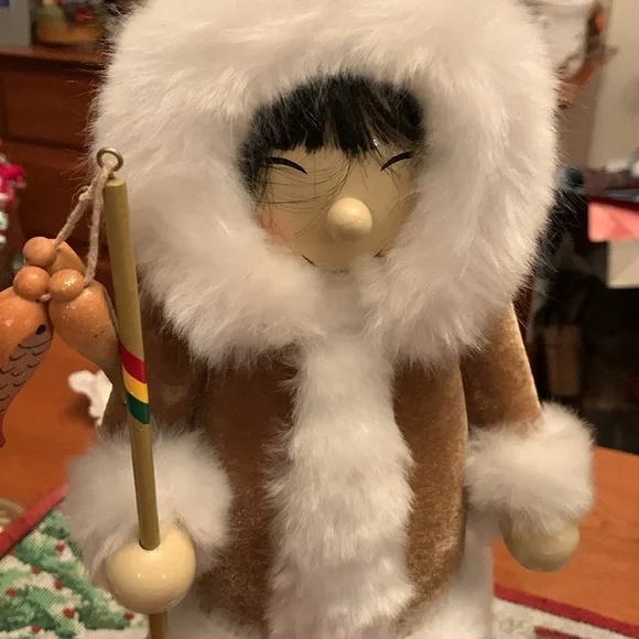 2003 Nutcracker Village Eskimo, 13 inch nutcracker and husky dog ice fishing - Picture 2 of 5